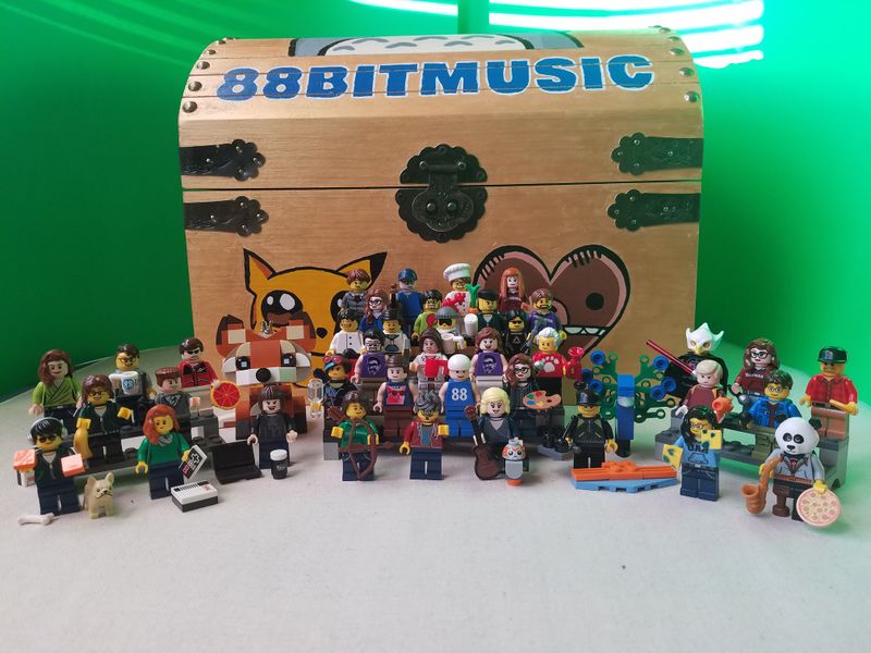 File:Minifigs.jpg